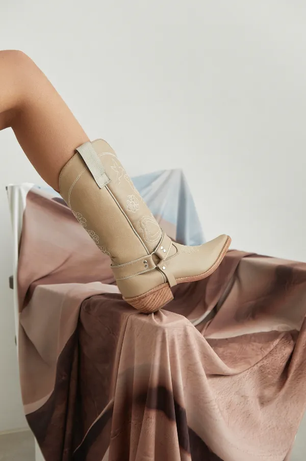 AGUSTINA - CHUMBI BOOTS Adidas Spongebob Shoes