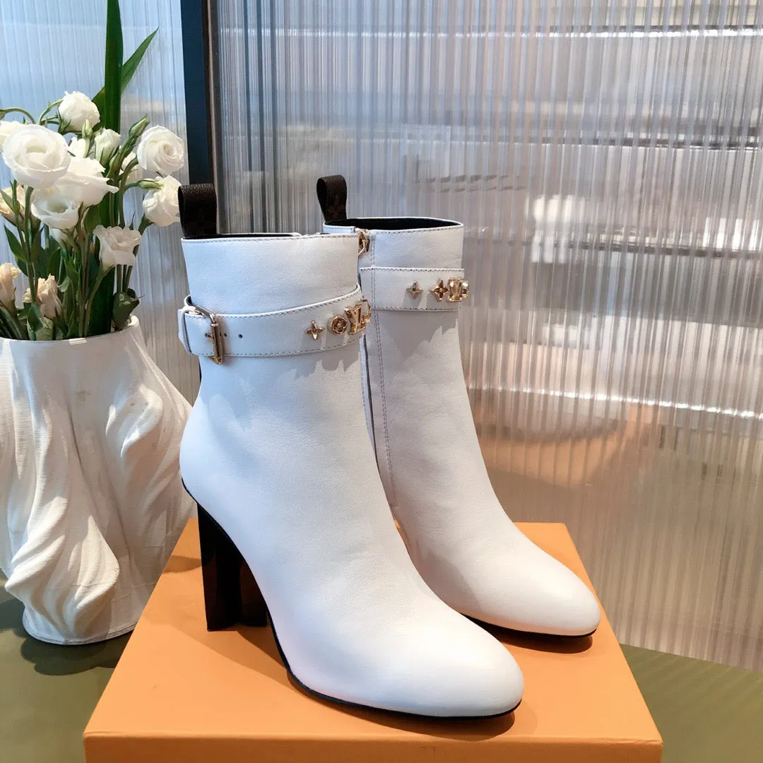 SE687  Size 4-11 Adidas Goodyear Shoes