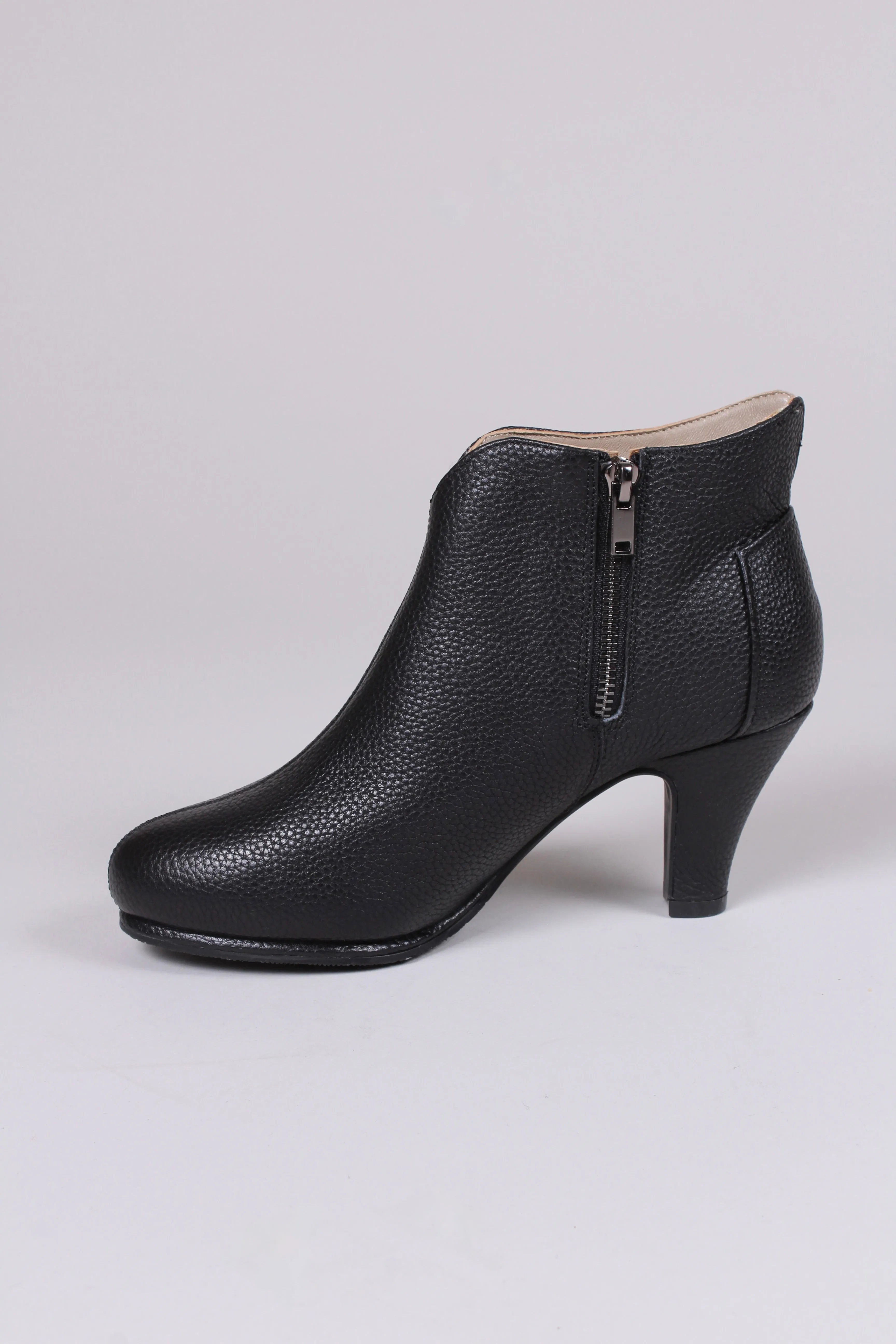 Skate Shoes Adidas 1950s style high heel ankle boots with woolen lining - Black - Laura