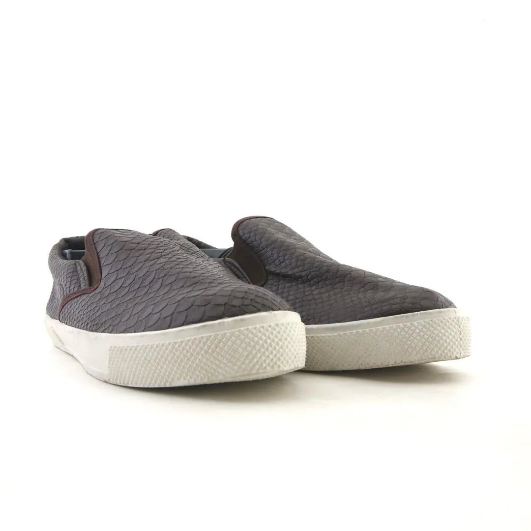 EIGHTY4 . Casual Oxford Shoes Breathable Flat Fashion Sneakers