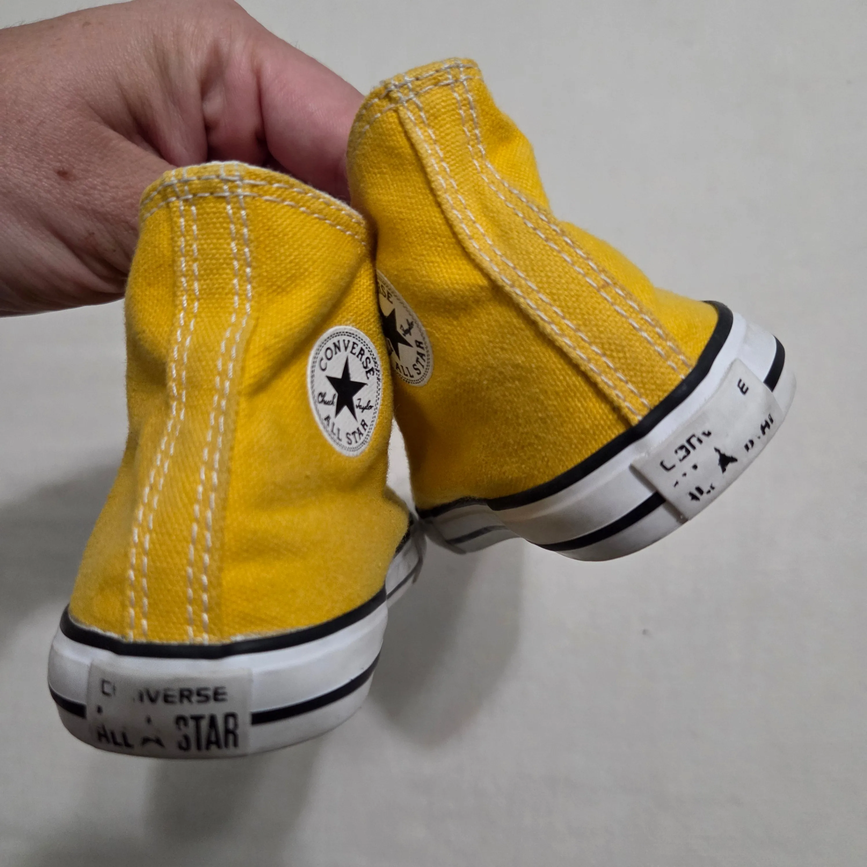 Converse Yellow High Top Shoes toddler 10 Asics Gel Cumulus 19 Running Shoes T7b8n