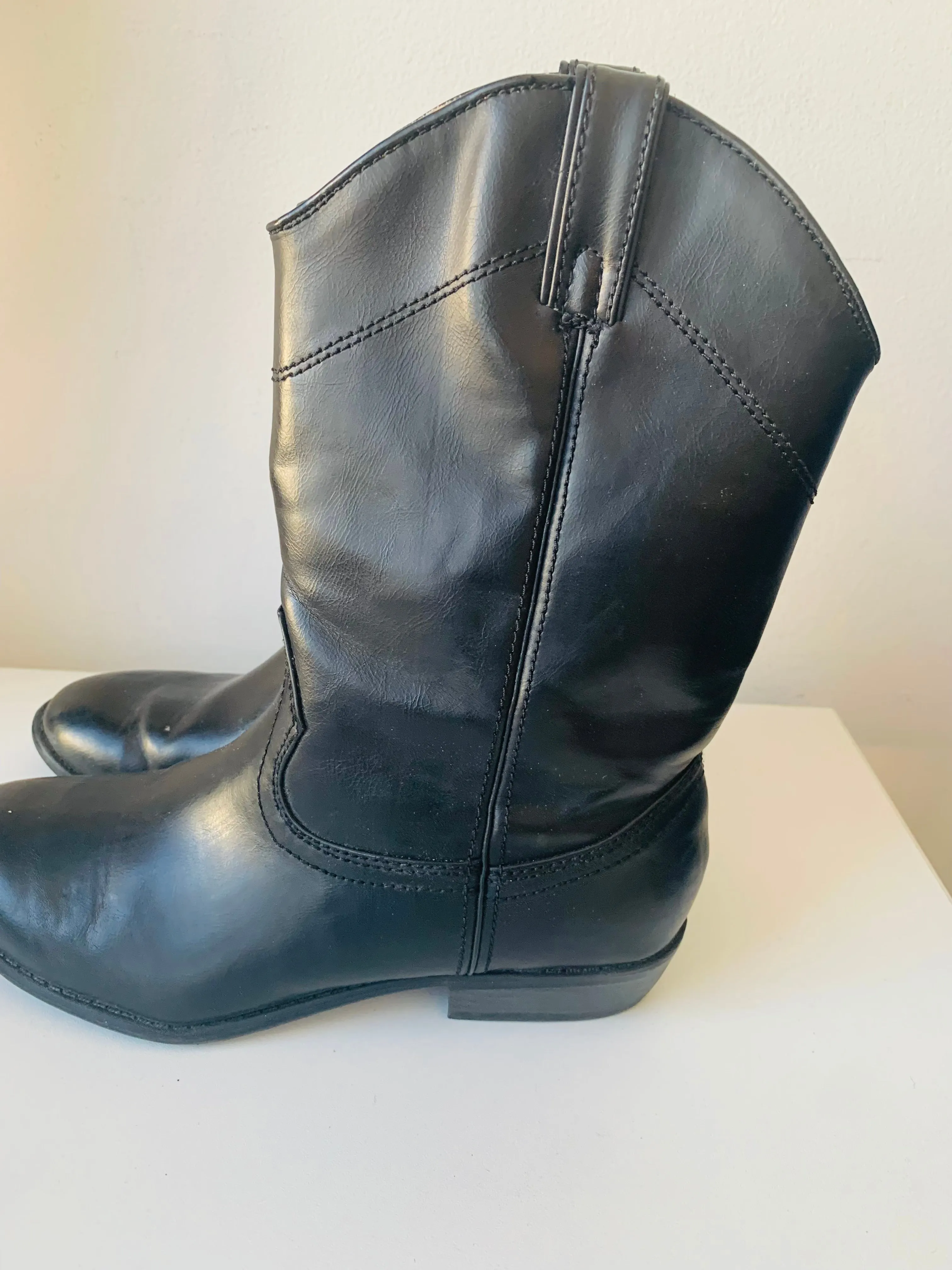 Madden Girl Stirrup Black Cowboy Boots Size 9 Baseball Adidas Turf Shoes