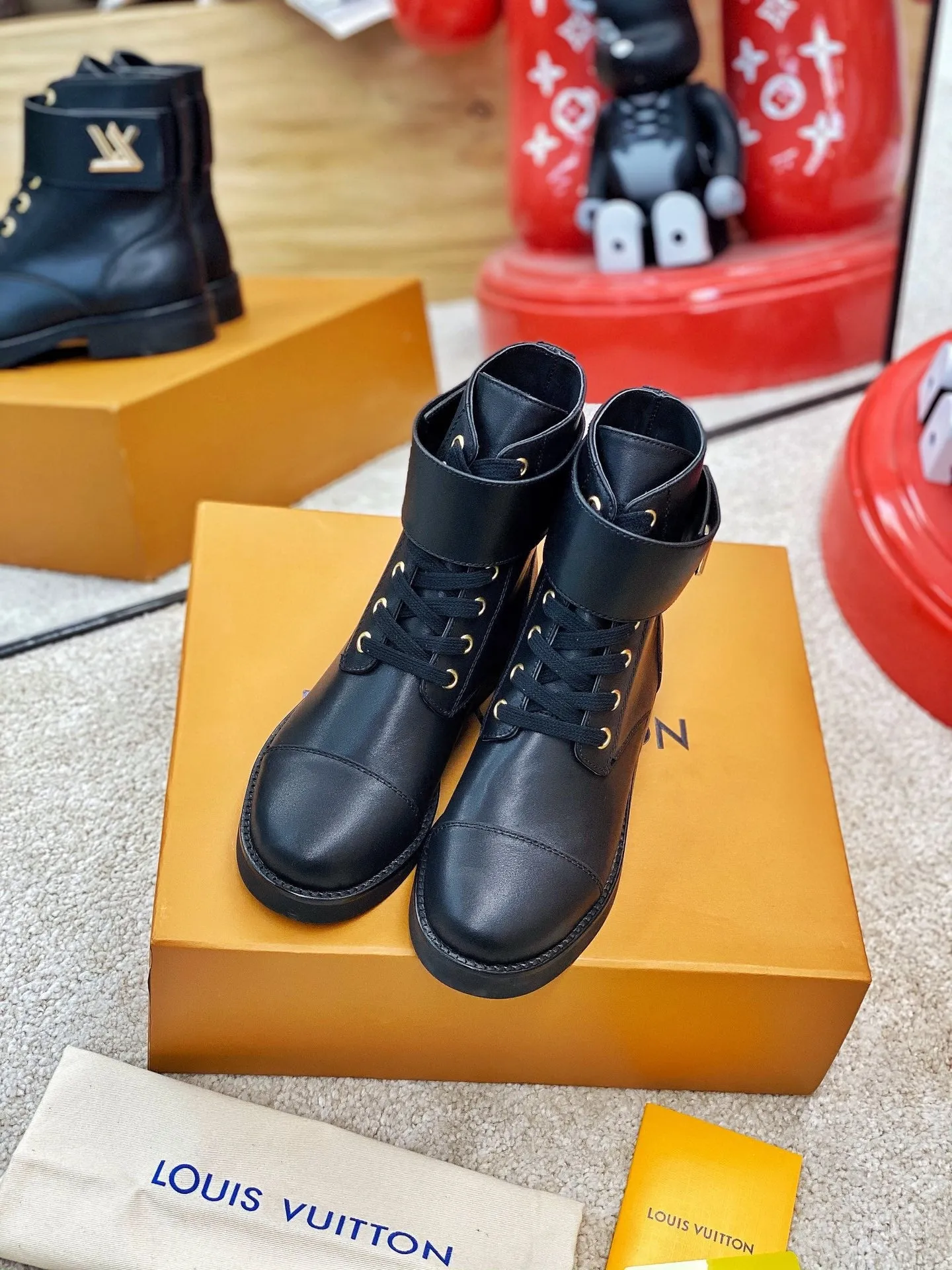 SE657  Size 4-10 Adidas Memory Foam Tennis Shoes