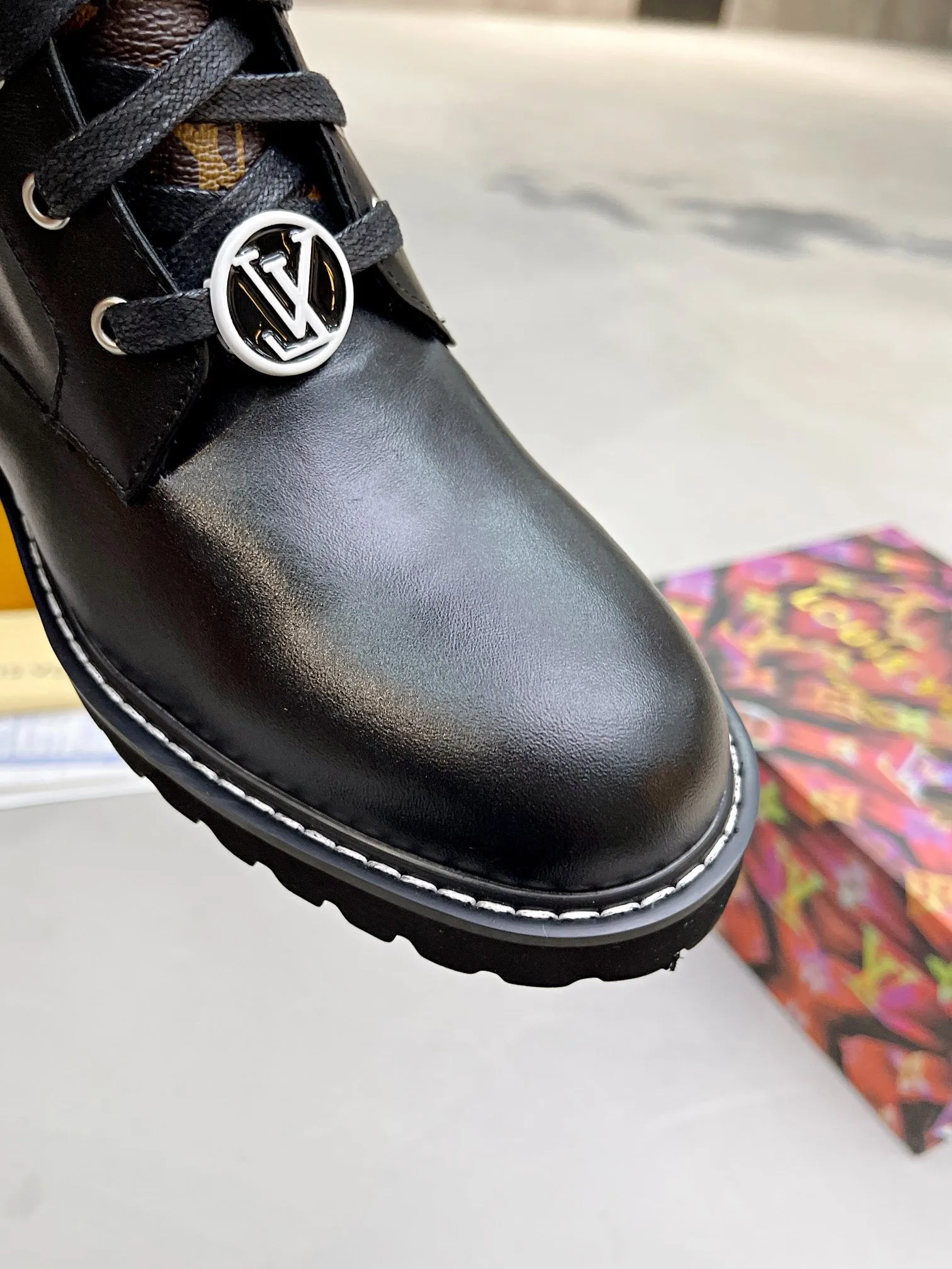 SE689  Size 5-11 Adidas Shoe Customizer