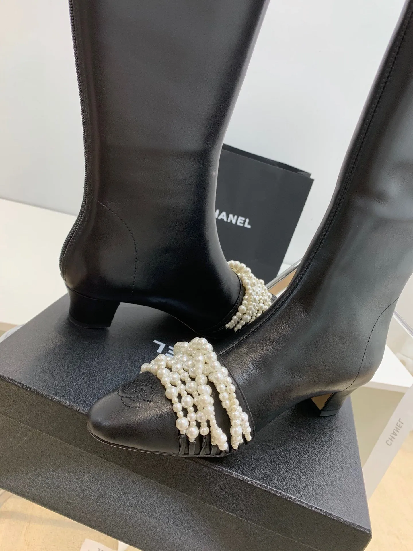 Adidas 5 10 Shoes SE705  Size 5-9   Heels:4cm Shaft measures approximately 14.6 from arch Material: Cowhide  Lining: Sheepskin Sole: Italian leather