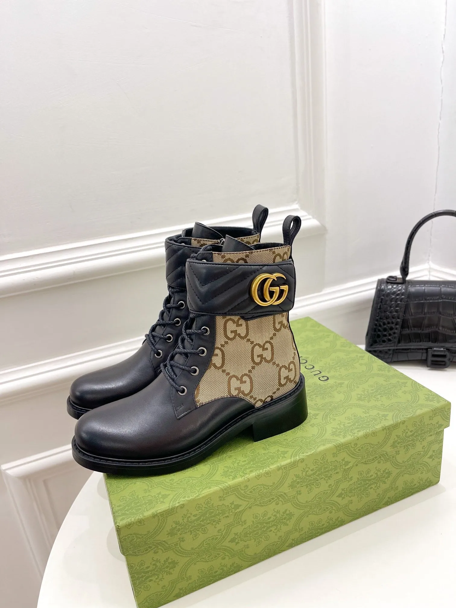 Casual Adidas Shoes SE691  Size 5-10   Material: Cowhide  Lining: Sheep skin Sole: Rubber