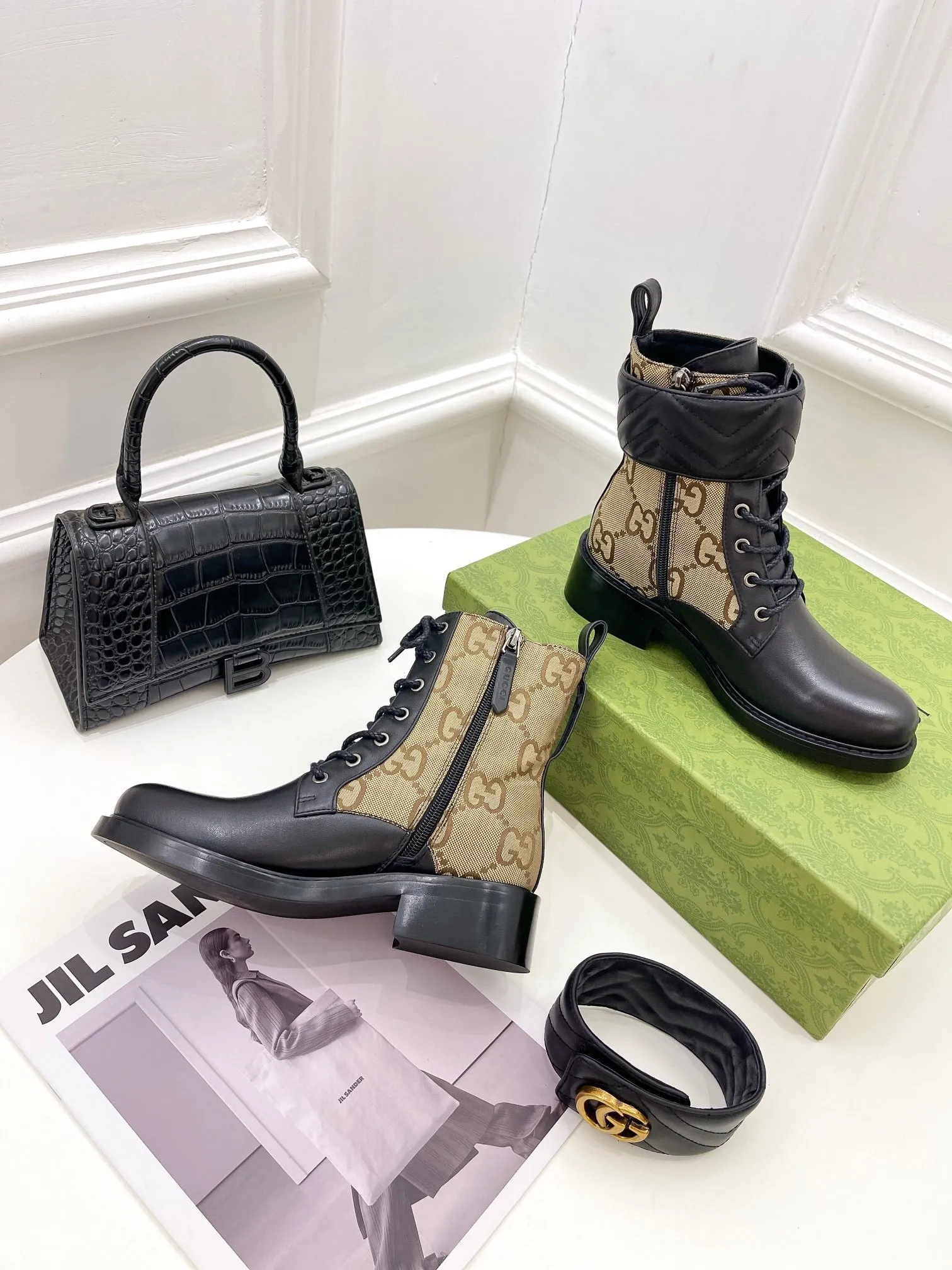 American Adidas Shoes SE691  Size 5-10   Material: Cowhide  Lining: Sheep skin Sole: Rubber