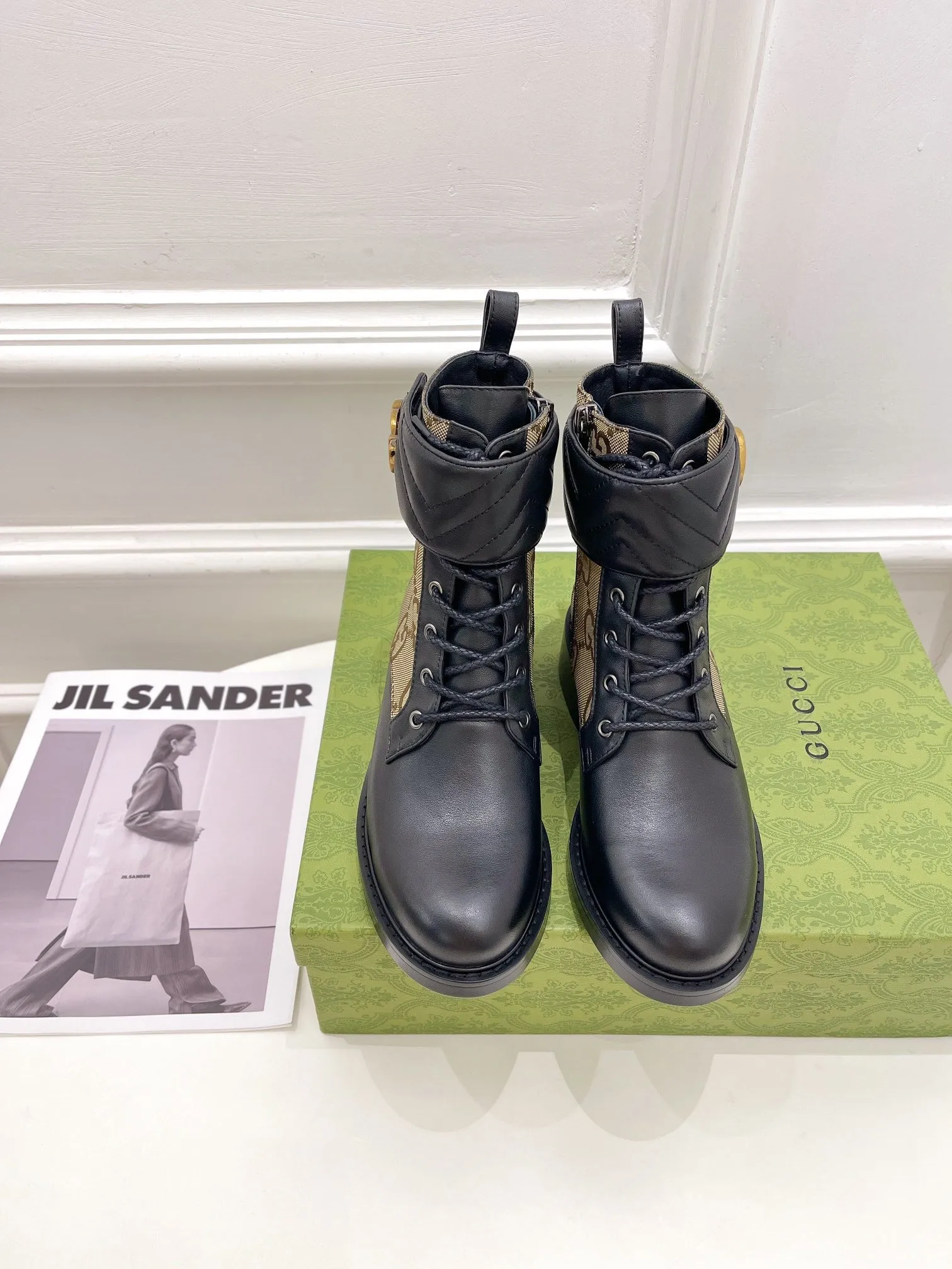 Adidas Nmdr1 Shoes SE691  Size 5-10   Material: Cowhide  Lining: Sheep skin Sole: Rubber