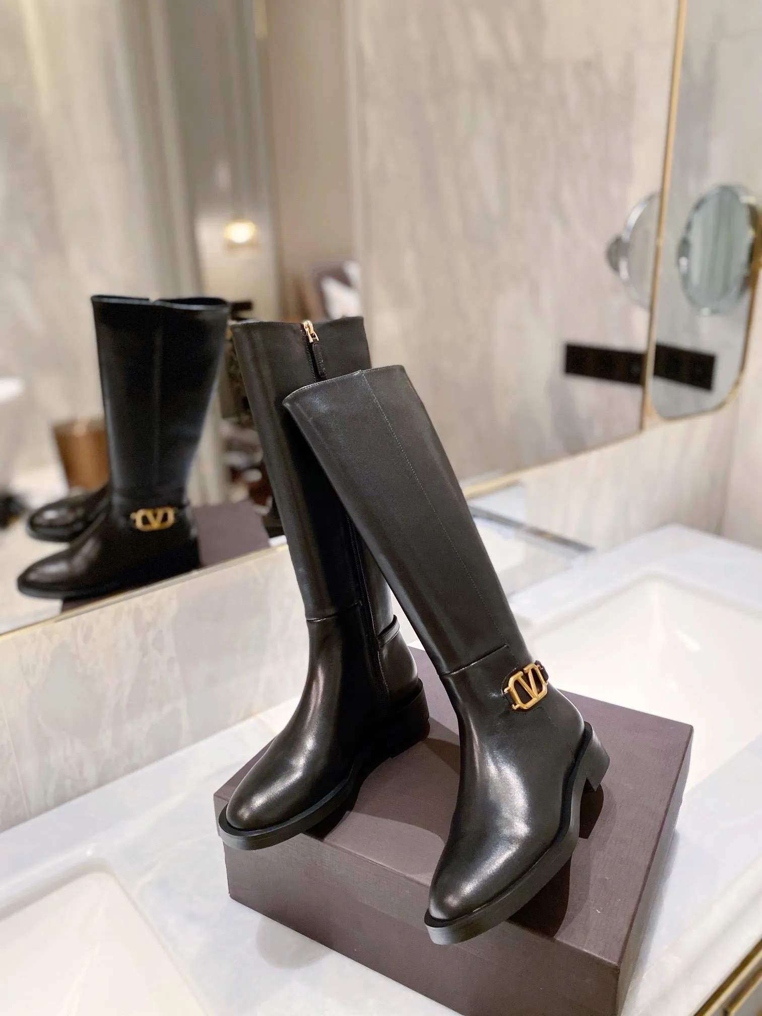 SE774  Size4-11   Material: Cowhide  Lining: Sheep skin Sole: Rubber Adidas Ultraboost Parley Shoes