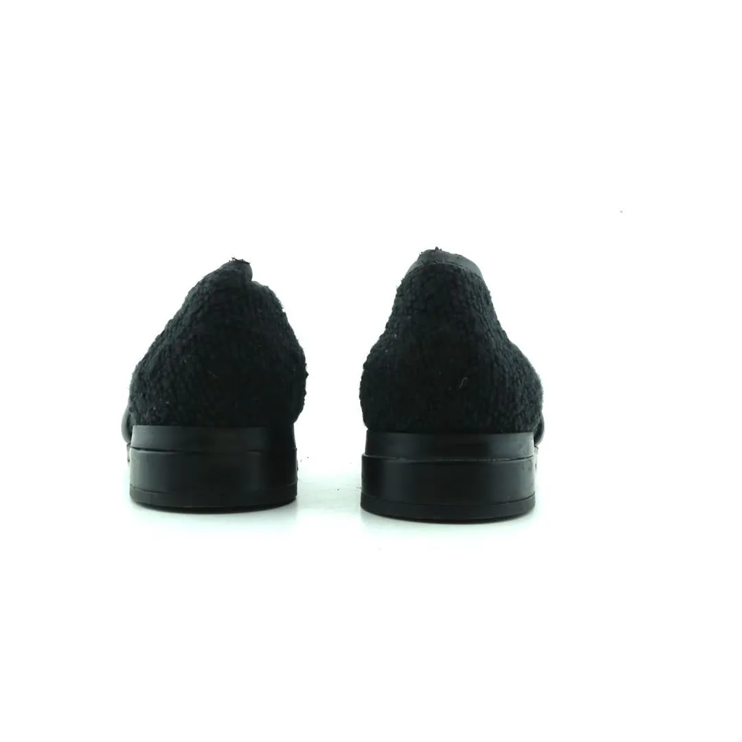 VIONIC . Toe Box Casual Shoes
