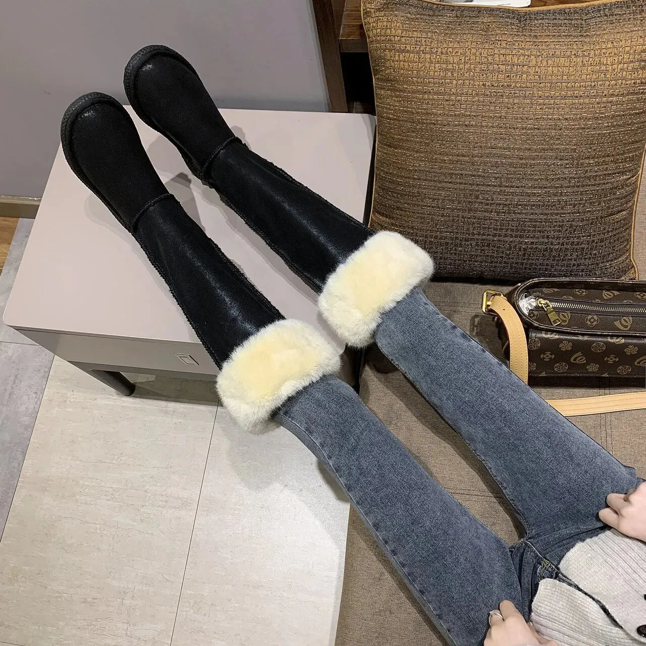 Snow Boots Calf Length Winter Boots for Women Fleece Warm Snow Shoes Luxury Designer Furry Thigh High Boots Female Comfort Flats Long Footwear